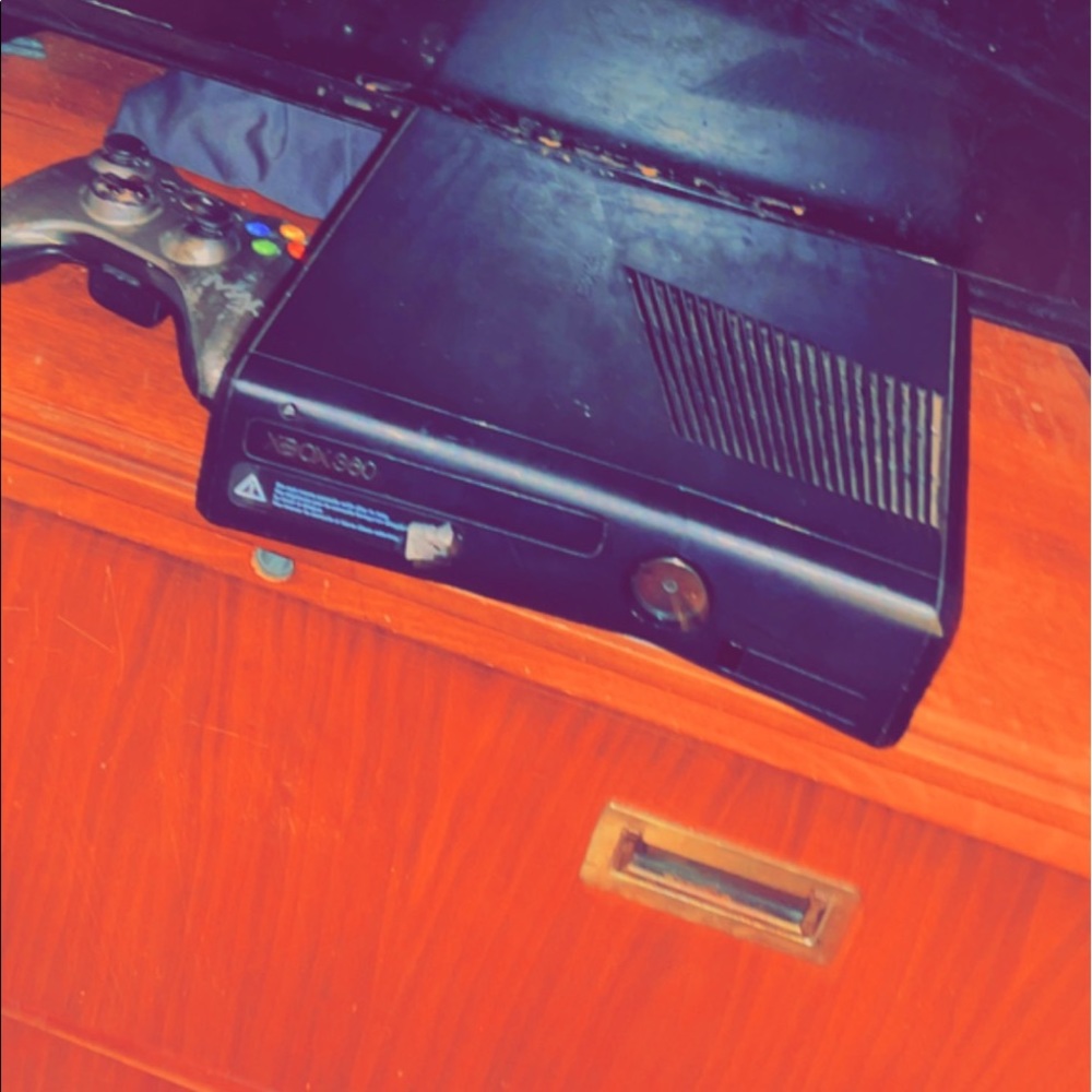 Xbox 360 with 10+ games and controller